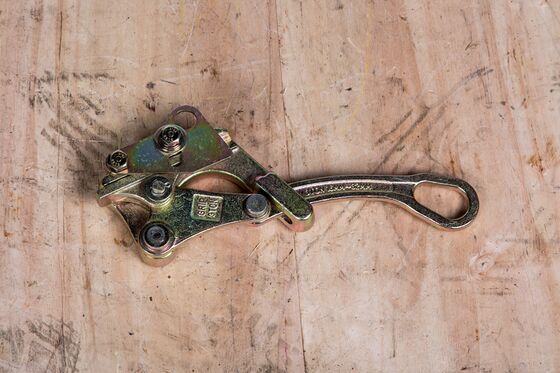 주문 내구성 있는 철강 구조로 16~32mm 전력 라인을 위한 3T 케이블 콤 올롱 클램프 online manufacture